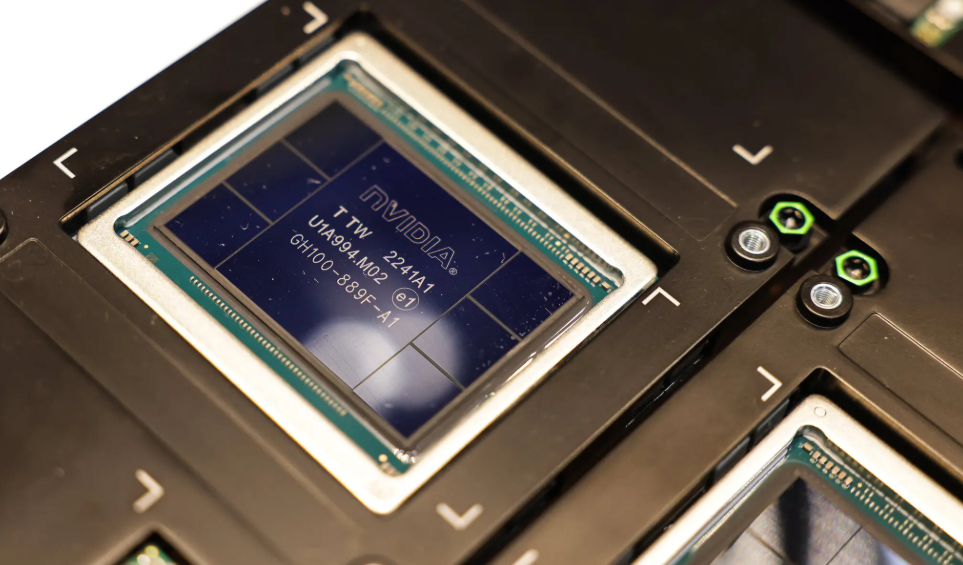 模型蒸馏驱动AI小型化革命：DeepSeek R1引发技术创新与伦理争议